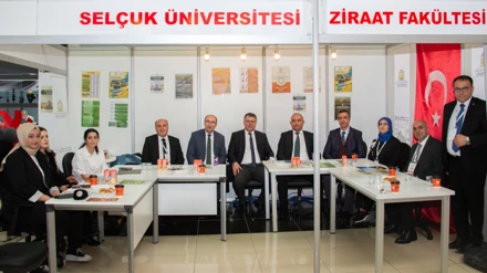 Bakan Yumaklı’dan Selçuk Üniversitesi standına ziyaret